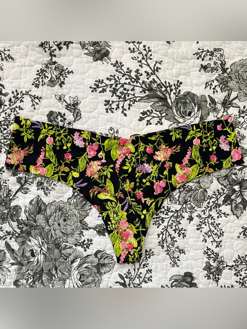 victoria's secret nature floral seamless no show thong — size medium
